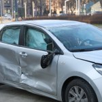 Wypadek na Rondzie ONZ w Warszawie. Auto dachowało