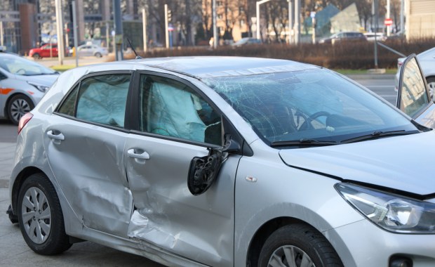Wypadek na Rondzie ONZ w Warszawie. Auto dachowało