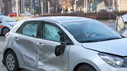 Wypadek na Rondzie ONZ w Warszawie. Auto dachowało