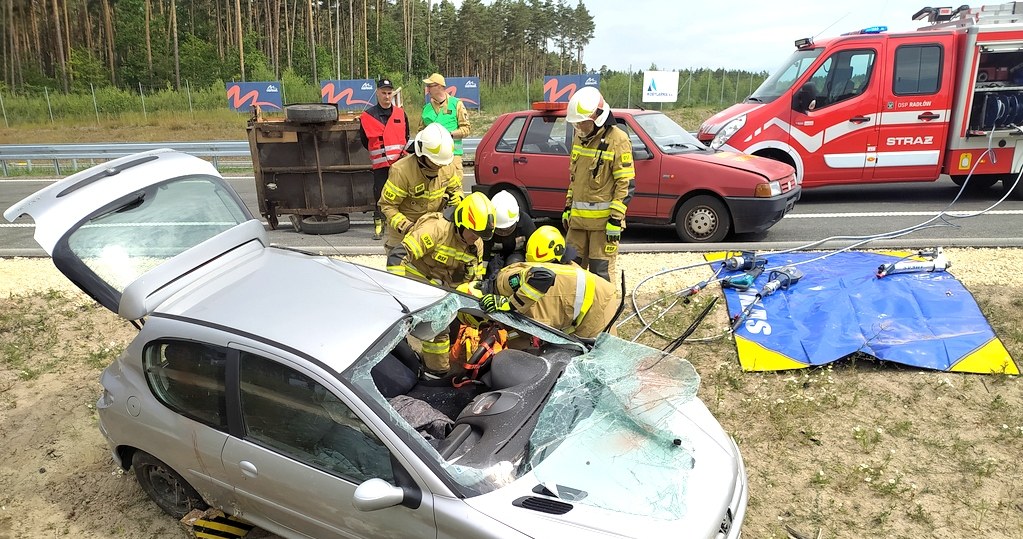 Wypadek na S11. Autobus i osobówka wpadły do rowu /GDDKiA