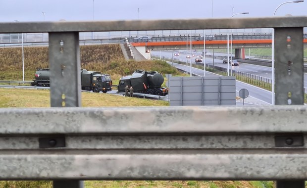 Wypadek na S2 w Warszawie. Zderzyły się wojskowe cysterny
