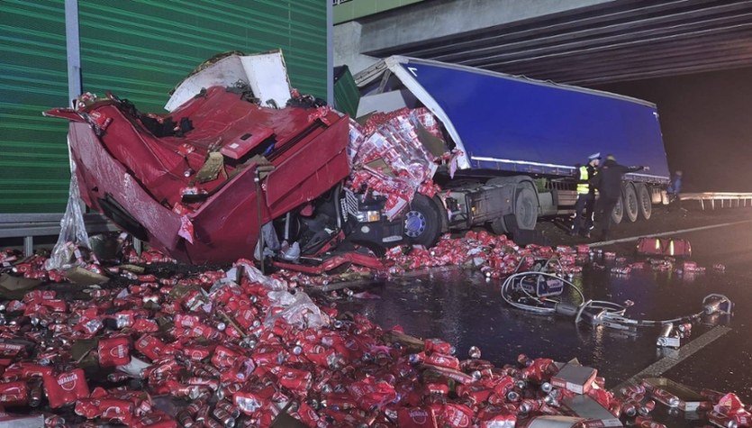 Wypadek na S7 pod Płońskiem. Jezdnia pełna puszek piwa