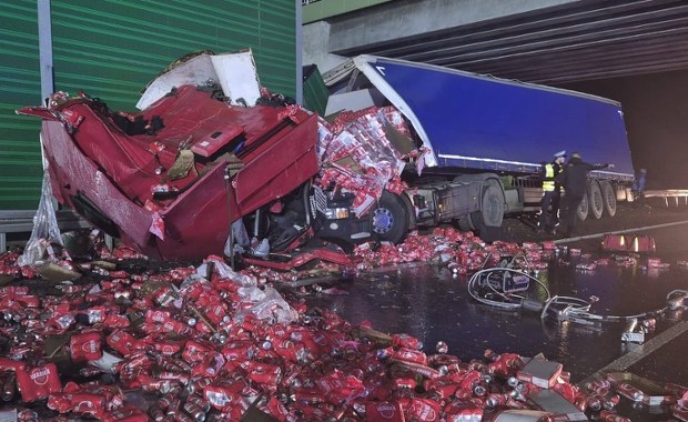 Wypadek na S7 pod Płońskiem. Jezdnia pełna puszek piwa