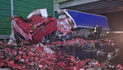 Wypadek na S7 pod Płońskiem. Jezdnia pełna puszek piwa