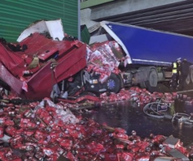 Wypadek na S7 pod Płońskiem. Jezdnia pełna puszek piwa