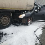 Wypadek na S8. Kierowca porsche wjechał w ciężarówkę