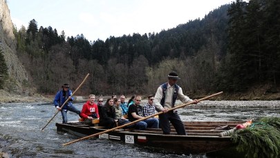 Wypadek na spływie Dunajcem w Pieninach. Flisak wypadł z tratwy