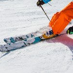 Wypadek na stoku. 12-letni narciarz wjechał w budynek