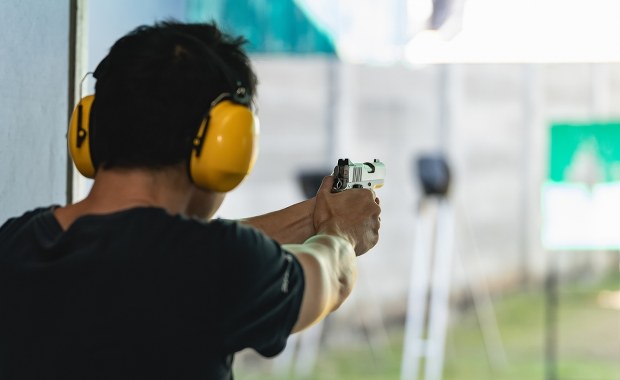 Wypadek na strzelnicy pod Koninem. Mężczyzna trafił do szpitala