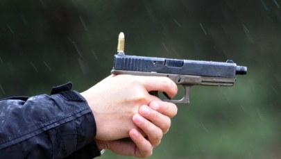 Wypadek na strzelnicy sportowej. Mężczyzna postrzelił się w nogę