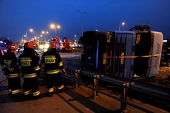 Wypadek na Trasie Siekierkowskiej. Przewróciła się ciężarówka