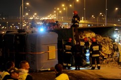 Wypadek na Trasie Siekierkowskiej. Przewróciła się ciężarówka