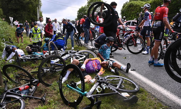 Wypadek na trasie Tour de France /ANNE-CHRISTINE POUJOULAT /PAP/EPA