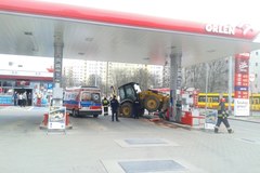 Wypadek na warszawskiej stacji paliw