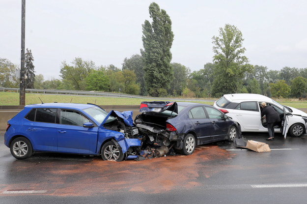 Wypadek na Wisłostradzie w Warszawie, gdzie zderzyło się sześć samochodów /Paweł Supernak /PAP