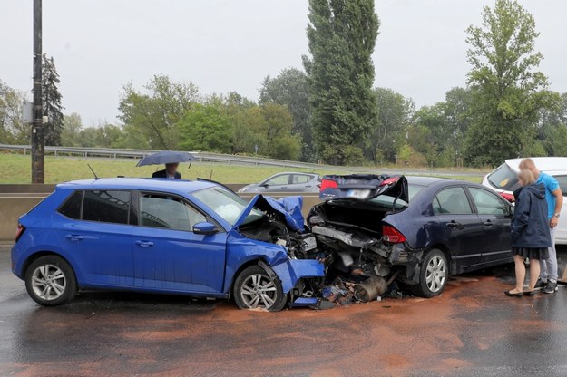 Wypadek na Wisłostradzie w Warszawie, gdzie zderzyło się sześć samochodów /Paweł Supernak /PAP