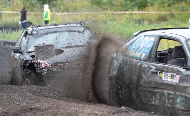 ​Wypadek na wyścigu starych aut. Oderwane koło uderzyło kobietę