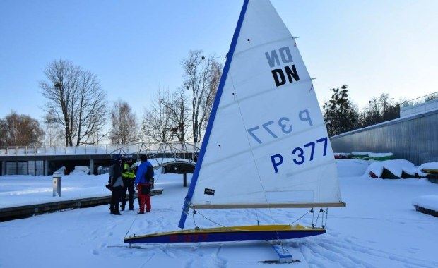 Wypadek na zamarzniętej tafli jeziora Ukiel. Bojer potrącił dwie osoby