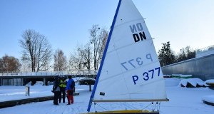 Wypadek na zamarzniętej tafli jeziora Ukiel. Bojer potrącił dwie osoby