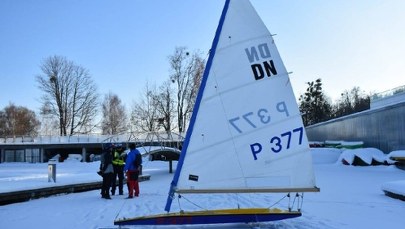Wypadek na zamarzniętej tafli jeziora Ukiel. Bojer potrącił dwie osoby