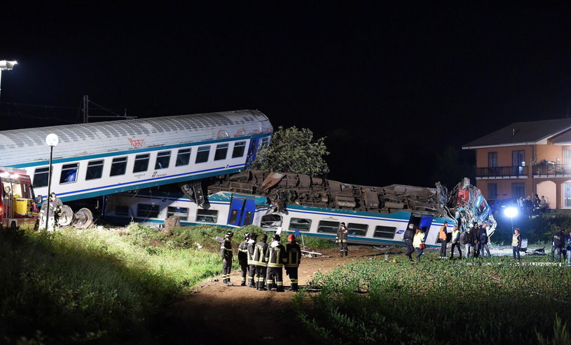 Wypadek pociągu i tira pod Turynem /ALESSANDRO DI MARCO  /PAP/EPA