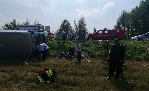 Wypadek pod Olsztynem. Wyprzedzał "na trzeciego" i uderzył w autobus