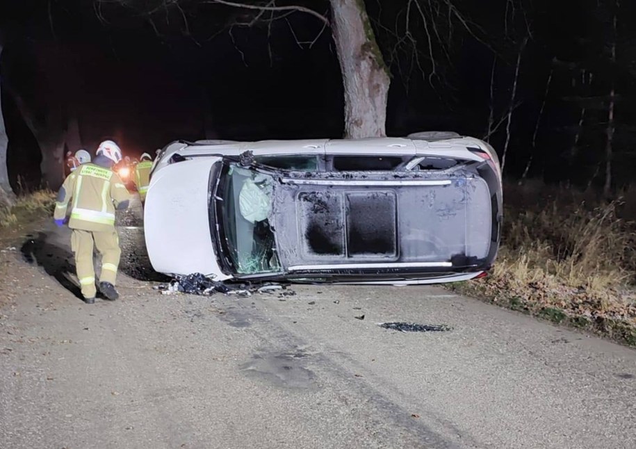 Wypadek pod Wałczem: auto dachowało, kierowca zakleszczony w pojeździe, fot. OSP Szwecja /