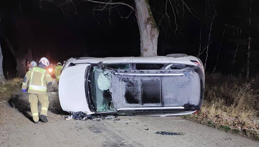 Wypadek pod Wałczem. Kierowca zakleszczony w pojeździe