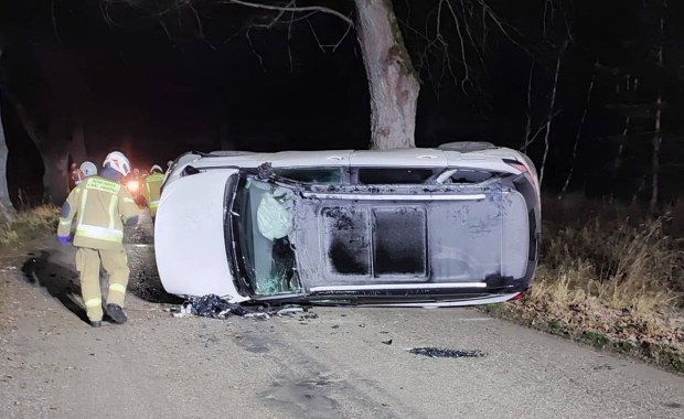 Wypadek pod Wałczem. Kierowca zakleszczony w pojeździe