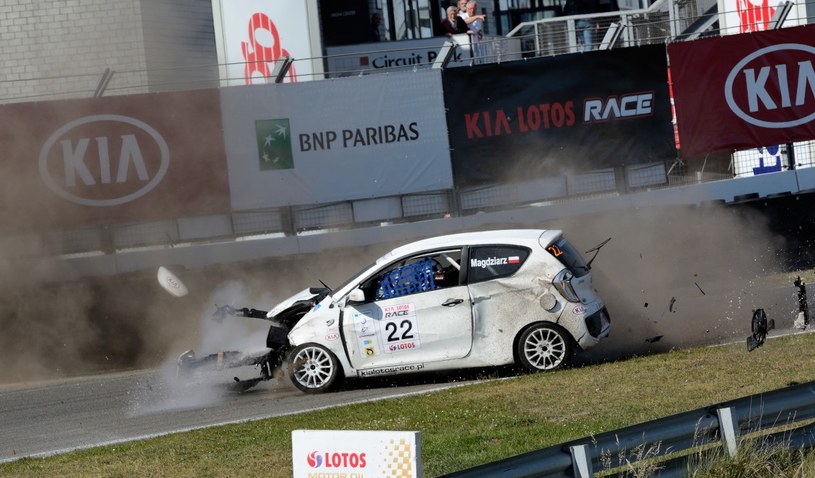 Wypadek podczas 2. rundy Mistrzostw Polski Kia Lotos Race /Informacja prasowa