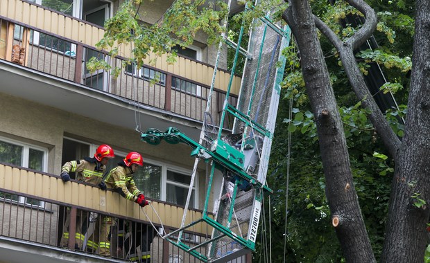 Wypadek podczas naprawy elewacji bloku w Warszawie. Dwie osoby w szpitalu