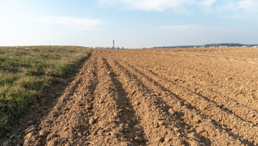 ​Wypadek podczas prac polowych. Zginął mężczyzna przygnieciony przez ciągnik