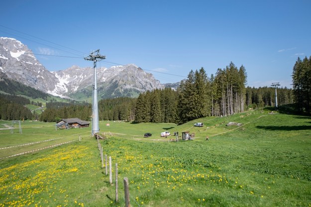 Wypadek podczas prac remontowych kolejki gondolowej na górę Titlis w środkowej Szwajcarii /URS FLUEELER /PAP/EPA