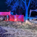 Wypadek podczas załadunku minikoparki w Sochaczewie. Nie żyje mężczyzna