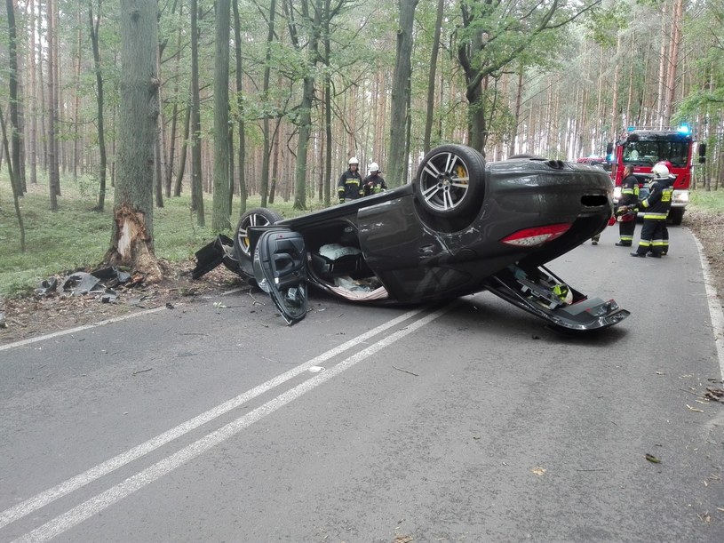 Wypadek Porsche 911 / Fot: PSP Leszno /Informacja prasowa