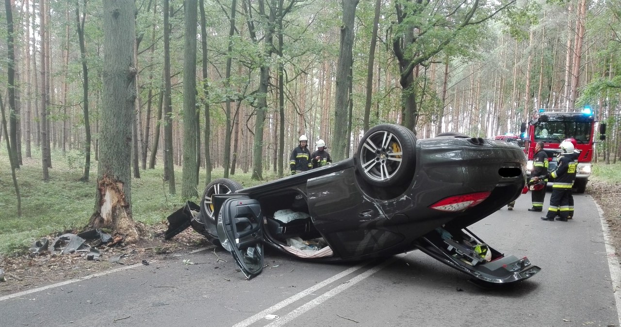 Wypadek Porsche 911 / Fot: PSP Leszno /Informacja prasowa