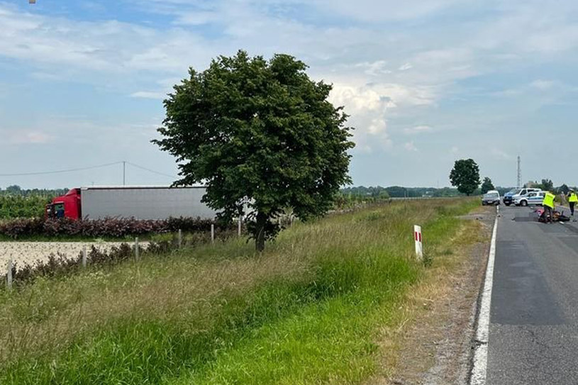 Wypadek przed Kurowem. Motocykle uderzyły w ciężarowkę, gdy skręcała w lewo /Policja