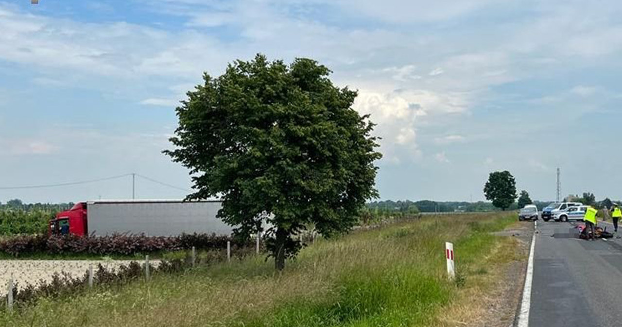 Wypadek przed Kurowem. Motocykle uderzyły w ciężarowkę, gdy skręcała w lewo /Policja