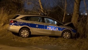 Wypadek radiowozu z nastolatkami w środku. Prokuratura postawiła zarzuty