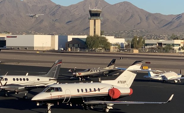Wypadek samolotu należącego do wokalisty Mötley Crüe. Jego partnerka wśród rannych 