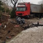 ​Wypadek śmiertelny na Mazowszu. Samochód wbił się w podwozie ciężarówki