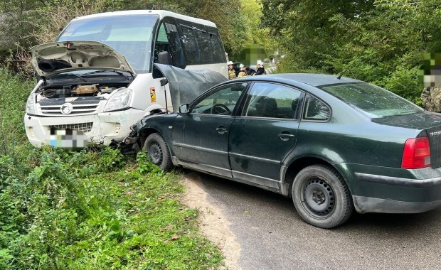 Wypadek szkolnego busa. Dzieci i opiekunka w szpitalu