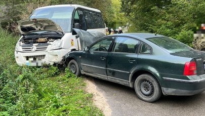 Wypadek szkolnego busa. Dzieci i opiekunka w szpitalu