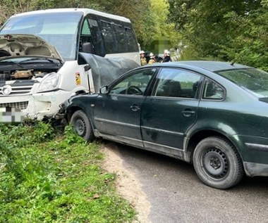 Wypadek szkolnego busa. Dzieci i opiekunka w szpitalu