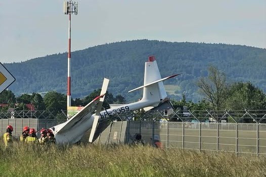 Wypadek szybowca na lotnisku w Krośnie. Zdjęcie dzięki uprzejmości serwisu Krosno112.pl. /krosno112.pl /