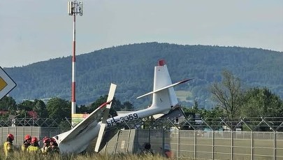 Wypadek szybowca w Krośnie. Spadł na ogrodzenie lotniska