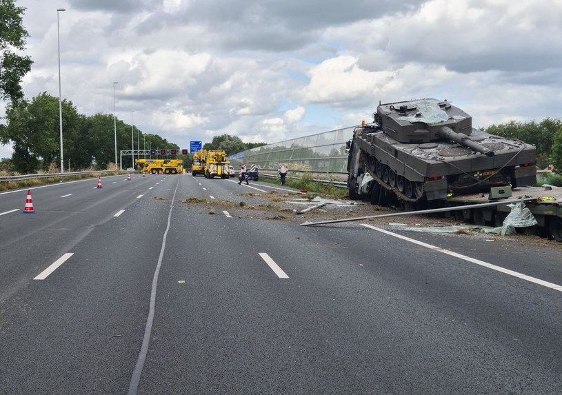 Wypadek transportera czołgów na holenderskiej autostradzie A12. Leopard 2A4 wbił się w ekrany akustyczne. / fot twitter - WISI_Nick /