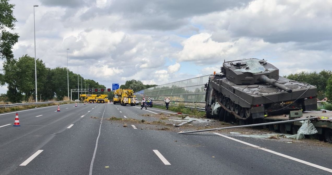 Wypadek transportera czołgów na holenderskiej autostradzie A12. Leopard 2A4 wbił się w ekrany akustyczne. / fot twitter - WISI_Nick /