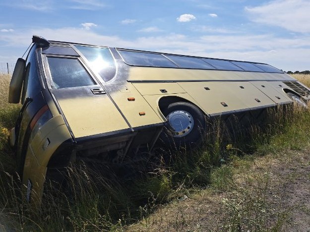 Wypadek ukraińskiego autobusu na A4 (fot. PSP Środa Śląska) /