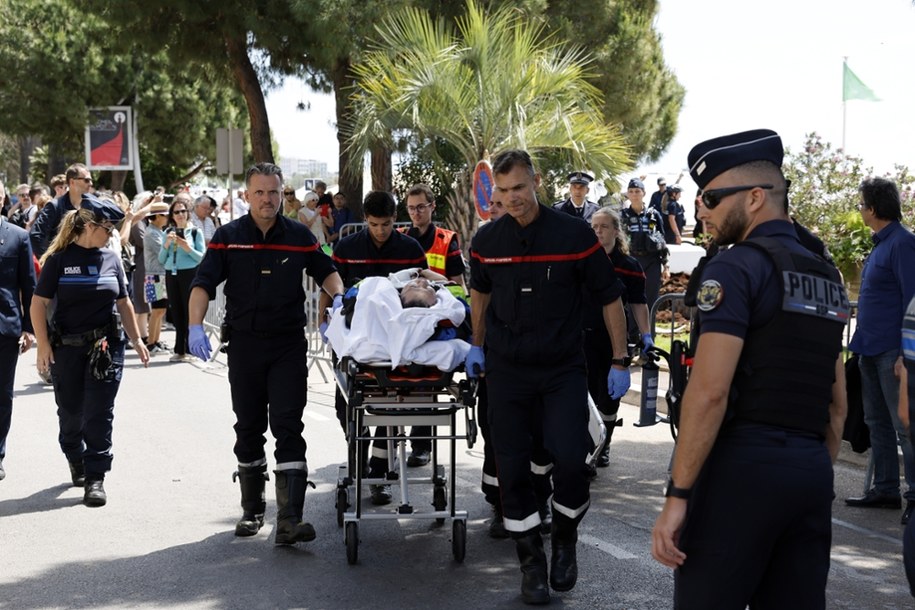 Wypadek w Cannes. Ranny mężczyzna został przewieziony do szpitala. /PAP/EPA/GUILLAUME HORCAJUELO /PAP